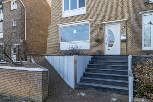 Foto - Verkocht onder voorbehoud: Verrassend ruime en instapklare gezinswoning met diepe zonnige tuin in Hoensbroek
